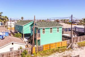 Casa San Juan Jr. في ميناء أرانساس: منزل على الشاطئ بجوار سياج