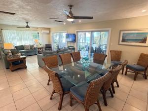 TV/trung tâm giải trí tại Tropical Sunsets