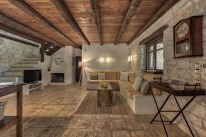 Khu vực ghế ngồi tại 3 Sorelle Private Stone Villa