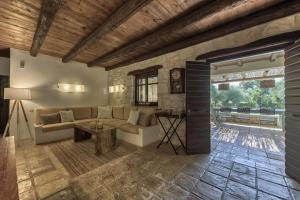 Khu vực ghế ngồi tại 3 Sorelle Private Stone Villa