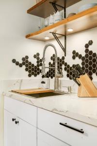 Nhà bếp/bếp nhỏ tại Romantic high end Studio w/AC, Pool, Hot Tub