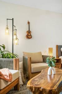 Khu vực ghế ngồi tại Romantic high end Studio w/AC, Pool, Hot Tub