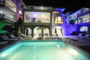 Bazén v ubytování joseph villas nebo v jeho okolí