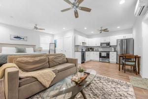 Кухня или мини-кухня в Gorgeous Remodeled Studio& Beautiful Outdoor Space
