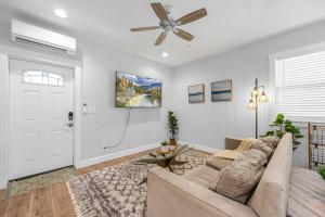 Гостиная зона в Gorgeous Remodeled Studio& Beautiful Outdoor Space