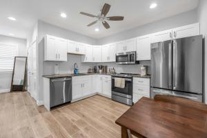 Кухня или мини-кухня в Gorgeous Remodeled Studio& Beautiful Outdoor Space
