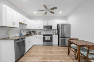 Кухня или мини-кухня в Gorgeous Remodeled Studio& Beautiful Outdoor Space
 +18 фотографий