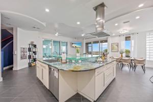 een keuken met een groot eiland met een aanrecht bij Oceanfront 6BR Indoor Pool Theater Funky Fun in Cocoa Beach