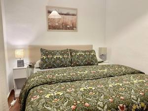 una camera con letto e copriletto verde di Apartamento Laurencia a Fuente Obejuna