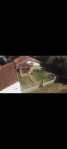two photographs of a building with a park and a picnic table at Casa MARAIMAU in Encarnación