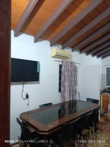 a ping pong table in a room with a tv at Casa MARAIMAU in Encarnación