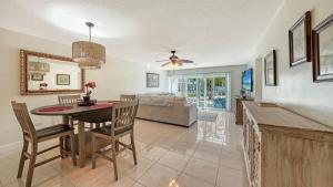 Un comedor y una sala de estar con mesa y sillas. en King Bed - Walk to St. Armand's Circle and Lido Beach in Minutes!, en Sarasota