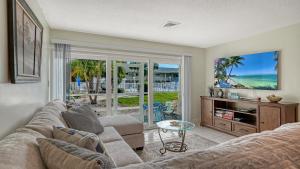 Una sala de estar con un sofá y vista al mar. en King Bed - Walk to St. Armand's Circle and Lido Beach in Minutes!, en Sarasota