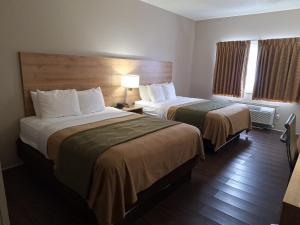 une chambre d'hôtel avec deux lits et une fenêtre dans l'établissement Edn Hotel Lincoln, à Lincoln