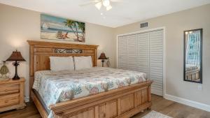 Un dormitorio con una cama y una ventana en King Bed - Walk to St. Armand's Circle and Lido Beach in Minutes!, en Sarasota 54 fotos más