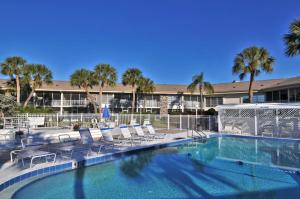 Una piscina con tumbonas y un resort. en King Bed - Walk to St. Armand's Circle and Lido Beach in Minutes!, en Sarasota