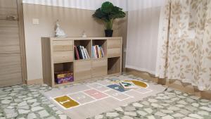a room with a book shelf and a rug at Flor de Almendro, cerca de Toledo y Puy du Fou in Portillo de Toledo