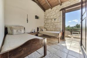 Giường trong phòng chung tại 3 Sorelle Private Stone Villa +35 ảnh