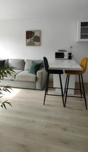 ein Wohnzimmer mit einem Tisch und einem Sofa in der Unterkunft Take it easy in Corralejo in Corralejo