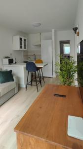 ein Wohnzimmer mit Tisch und Küche in der Unterkunft Take it easy in Corralejo in Corralejo