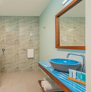 Moana Sands Lagoon Resort - Adults Only في راروتونغا: حمام مع حوض ومرآة