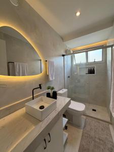 un bagno bianco con lavandino e WC di Flat Praia do Canto Collection View a Vitória