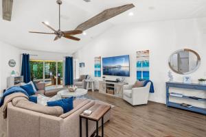 een woonkamer met een bank en een plafondventilator bij 120 S 5th Street in Cocoa Beach