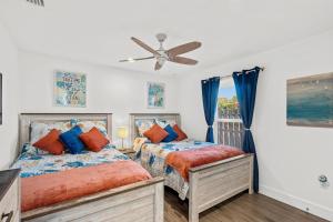 een slaapkamer met twee bedden en een plafondventilator bij 120 S 5th Street in Cocoa Beach +32 foto's