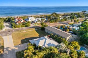 een luchtfoto van het strand en de oceaan bij 120 S 5th Street in Cocoa Beach