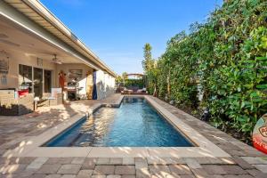 een zwembad in de achtertuin van een huis bij 120 S 5th Street in Cocoa Beach