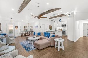 een woonkamer met een bank en tafels en een keuken bij 120 S 5th Street in Cocoa Beach