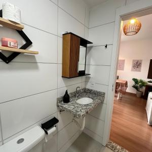 a bathroom with a sink and a mirror at Grace Prime Loft – Comfort in Extrema, MG in Extrema +89 photos