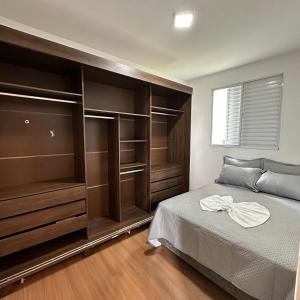 a bedroom with a bed and a large closet at Grace Prime Loft – Comfort in Extrema, MG in Extrema