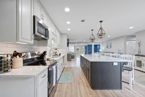 Кухня или мини-кухня в Updated Waterfront Pool Home with Putting Green
