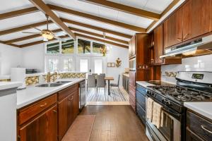 Кухня или мини-кухня в Beachside Paradise Game Room & Pool Oasis
