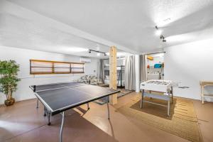Настольный теннис в Beachside Paradise Game Room & Pool Oasis или поблизости
