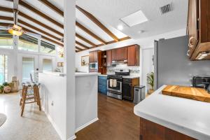 Кухня или мини-кухня в Beachside Paradise Game Room & Pool Oasis
 +43 фотографии