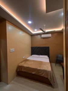 Alma by MyCasa Elegant 2BHK Stay in TTK Road في تشيناي: غرفة نوم بسرير وسقف +3 صور