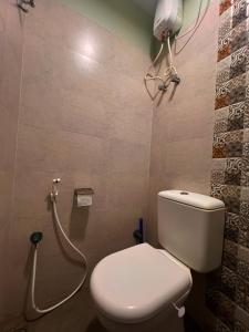 Alma by MyCasa Elegant 2BHK Stay in TTK Road في تشيناي: حمام مع مرحاض ودش