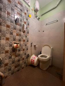 Alma by MyCasa Elegant 2BHK Stay in TTK Road في تشيناي: حمام مع مرحاض في كشك