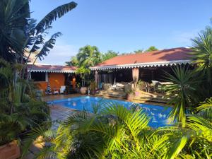 Rivière-SaléeVilla Manguier的一栋房子前面有游泳池的别墅