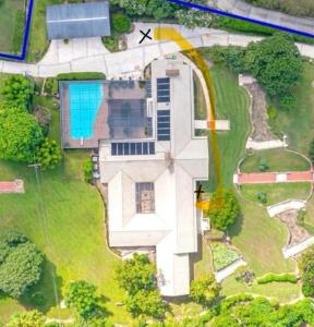 Luftaufnahme eines Hauses mit Swimmingpool in der Unterkunft Hotel-Style Private Suite-Lake View-Gardens in Lake Wales