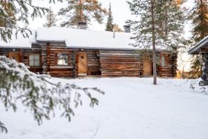 a log cabin in the snow at Pikkukelo Ruka in Ruka