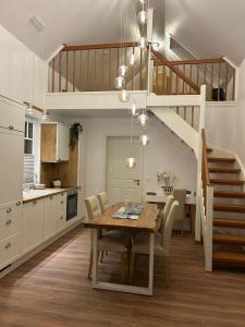 een keuken en eetkamer met een tafel en een trap bij Haus Maria am Meer in Göhren