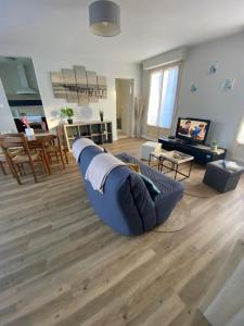 Μια τηλεόραση ή/και κέντρο ψυχαγωγίας στο Appartement lumineux centre-ville