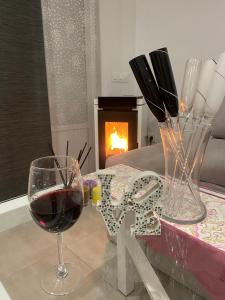 un bicchiere di vino su un tavolo con camino di Casa Cañada a Cañada Rosal