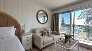 Χώρος καθιστικού στο Beachfront Studio Fabulous Location