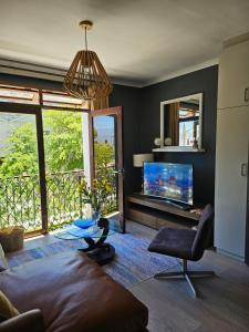 Una televisión o centro de entretenimiento en At Leisure Apartment 2 26 fotos más