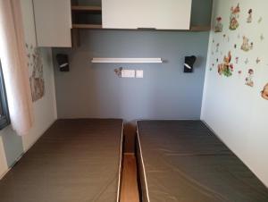 2 Matratzen in einem Zimmer mit 2 Betten in der Unterkunft Spacieux mobil home 40 m2 tt conf 5 p in Fréjus + 3 Fotos