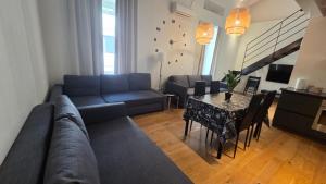 BG Suite في بيرغامو: غرفة معيشة مع أريكة وطاولة